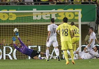 Van Persie reina en el día de los debuts