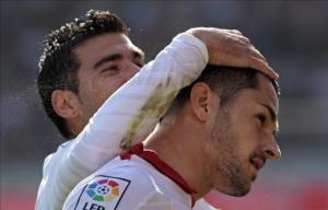 Reyes y Vitolo celebran el primer gol del Sevilla. Foto: eurosport.