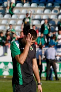 Mario llora tras el descenso a 2ªB ayer. Fuente: www.eldiariomontanes.es