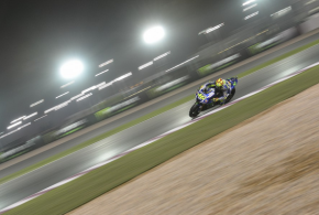 Rossi tira de veteranía y talento y vence en Qatar